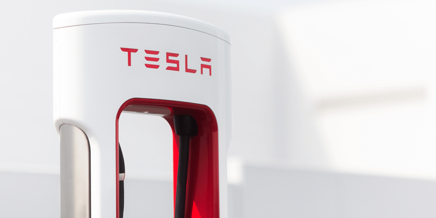 GM будут интегрировать технологию зарядки Tesla Supercharger с 2025 года